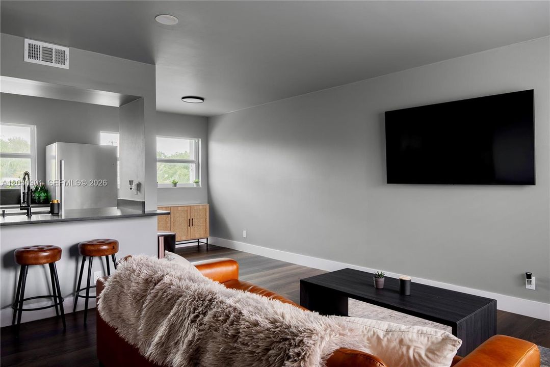 For Sale: $190,000 (1 beds, 1 baths, 580 Square Feet)