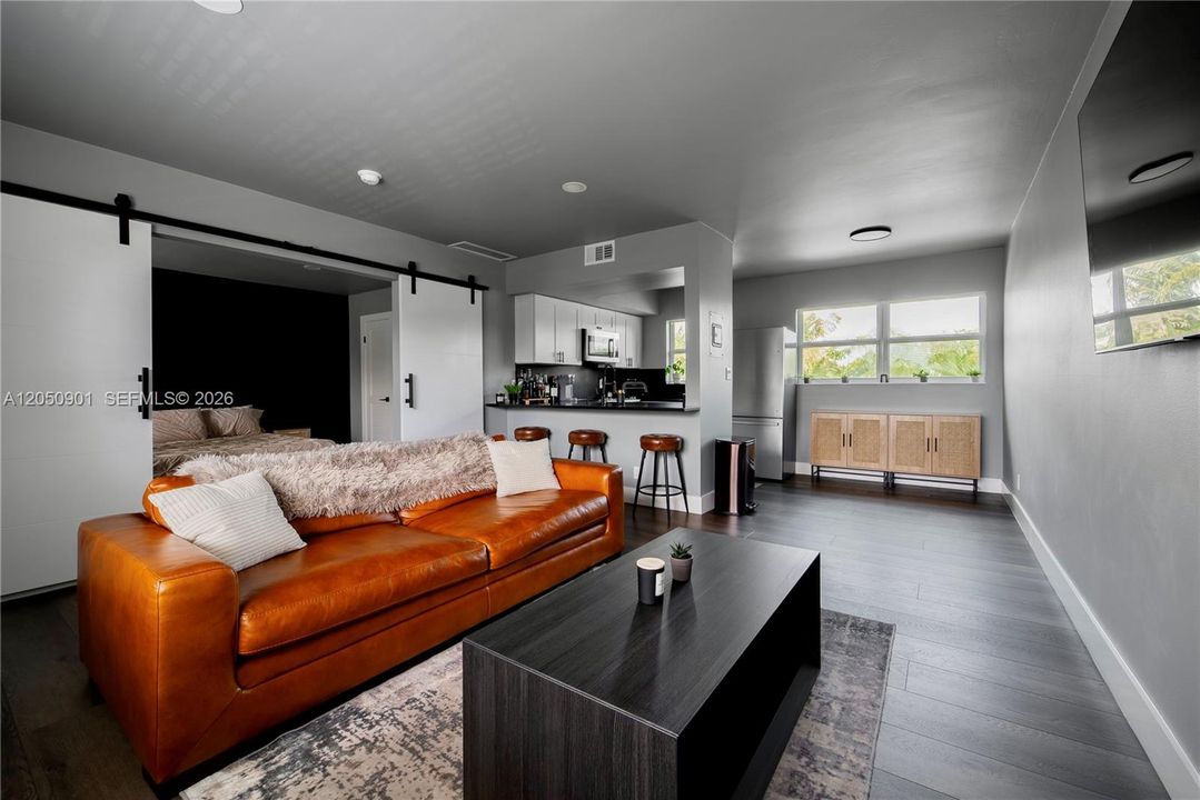 For Sale: $190,000 (1 beds, 1 baths, 580 Square Feet)