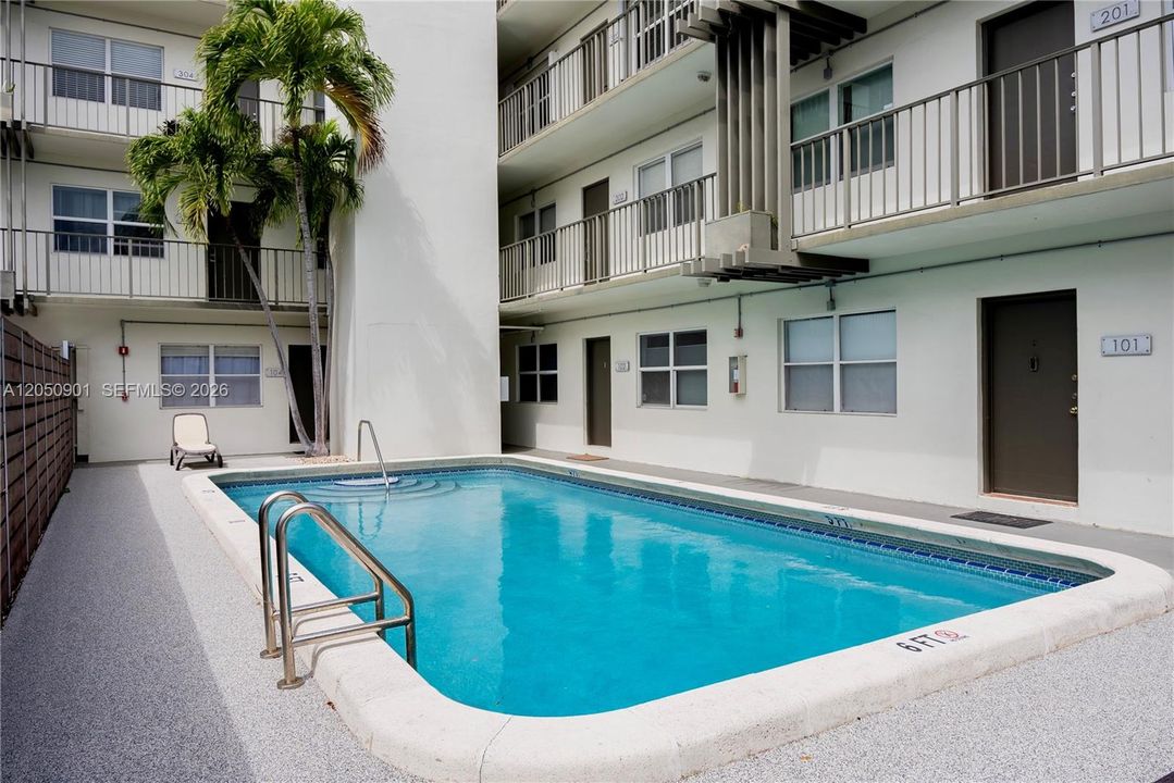 For Sale: $190,000 (1 beds, 1 baths, 580 Square Feet)