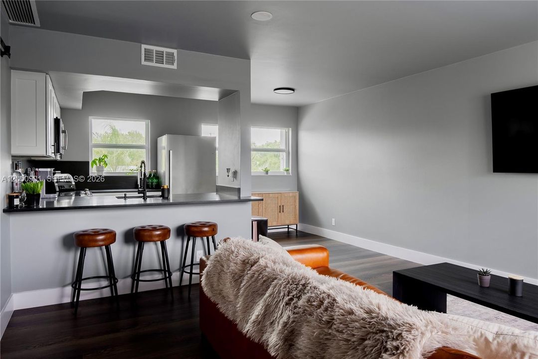 For Sale: $190,000 (1 beds, 1 baths, 580 Square Feet)
