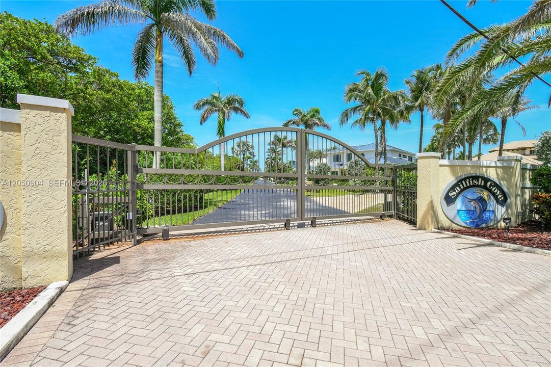 For Sale: $4,995,000 (5 beds, 4 baths, 4902 Square Feet)