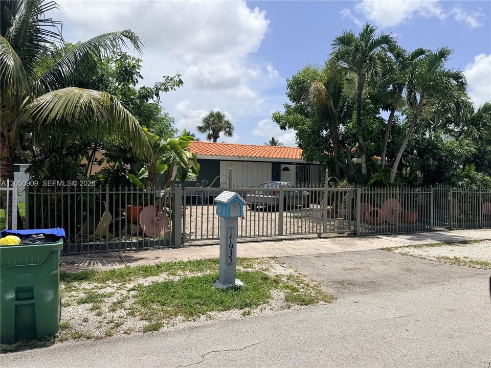 For Sale: $479,000 (3 beds, 2 baths, 2484 Square Feet)