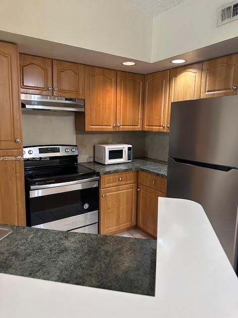 For Rent: $1,800 (1 beds, 1 baths, 743 Square Feet)