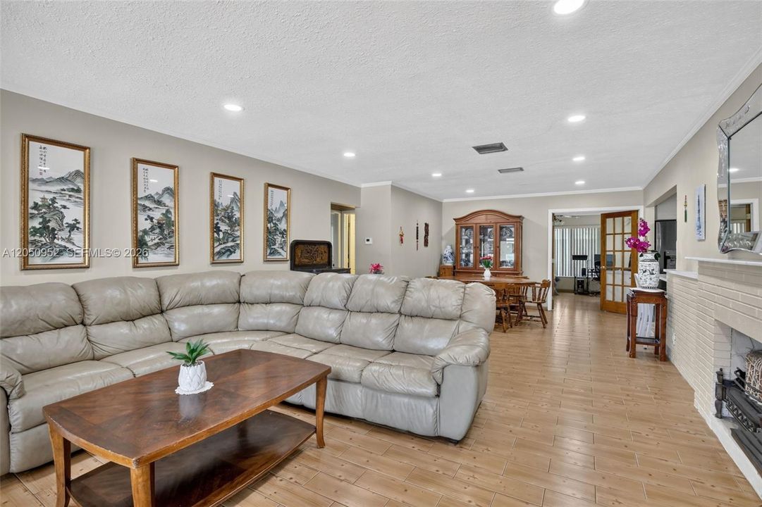 На продажу: $619,900 (3 спален, 2 ванн, 1408 Квадратных фут)
