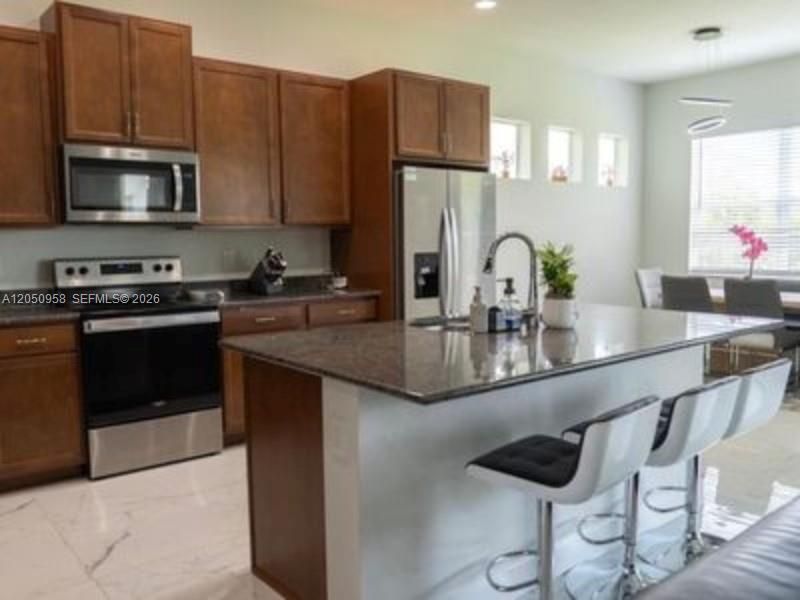 En Venta: $649,900 (4 camas, 3 baños, 2165 Pies cuadrados)