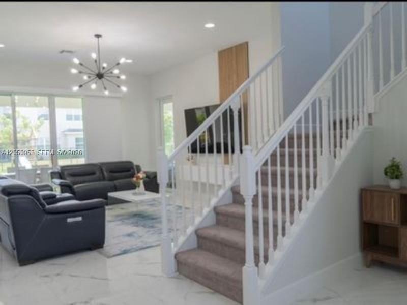 En Venta: $649,900 (4 camas, 3 baños, 2165 Pies cuadrados)