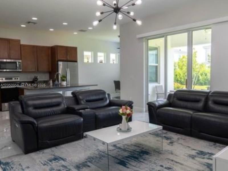 En Venta: $649,900 (4 camas, 3 baños, 2165 Pies cuadrados)