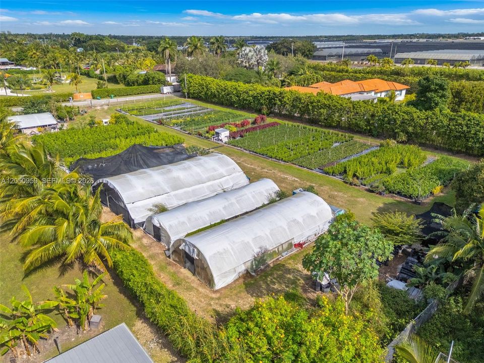 En Venta: $480,000 (1.26 acres)