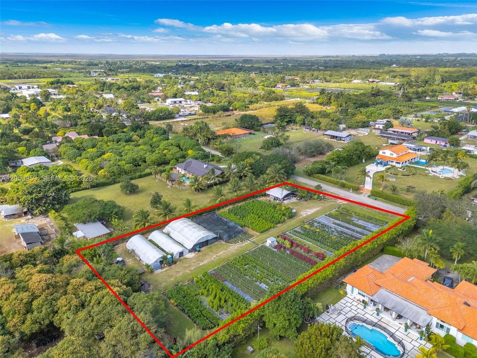 En Venta: $480,000 (1.26 acres)