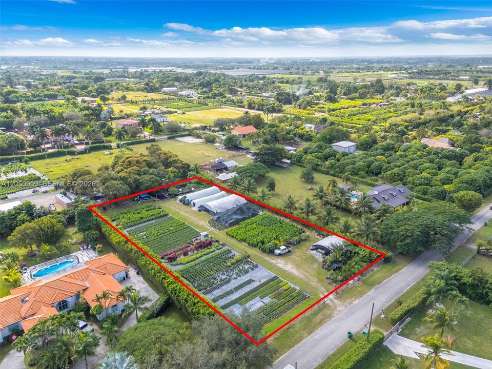 En Venta: $480,000 (1.26 acres)