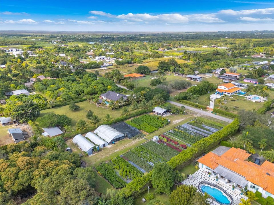 En Venta: $480,000 (1.26 acres)