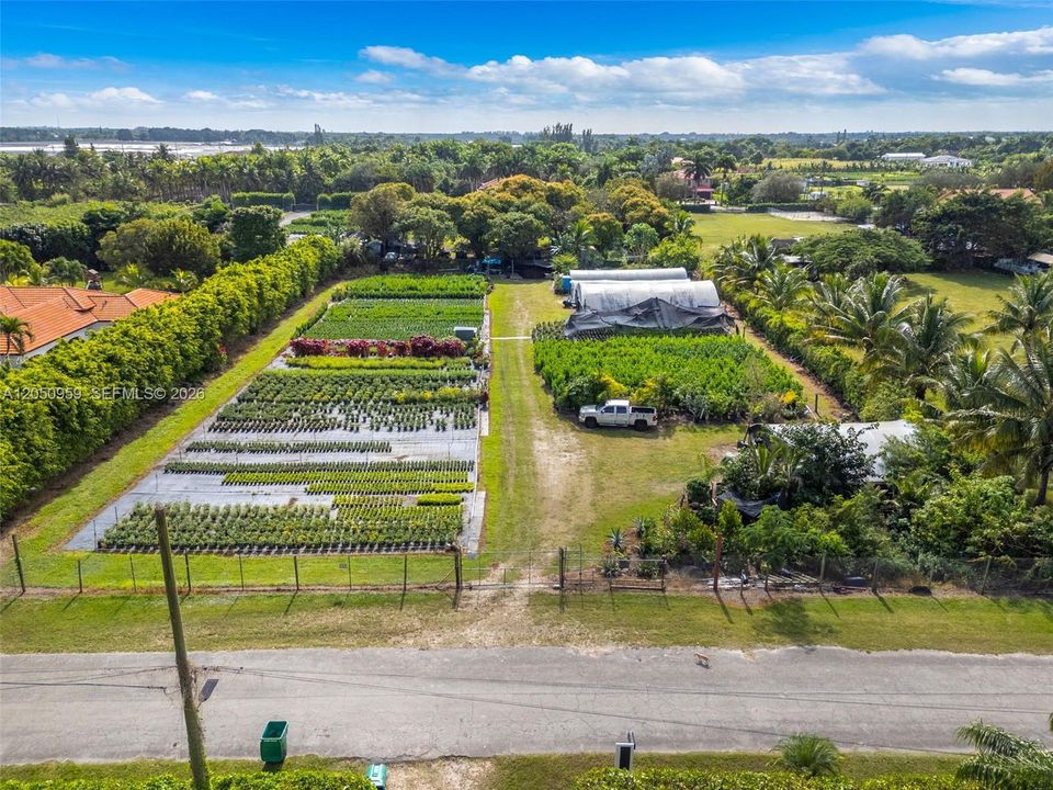 En Venta: $480,000 (1.26 acres)