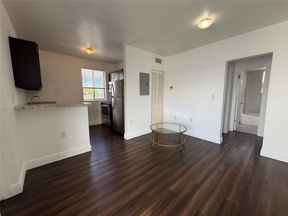 For Rent: $2,075 (2 beds, 1 baths, 750 Square Feet)