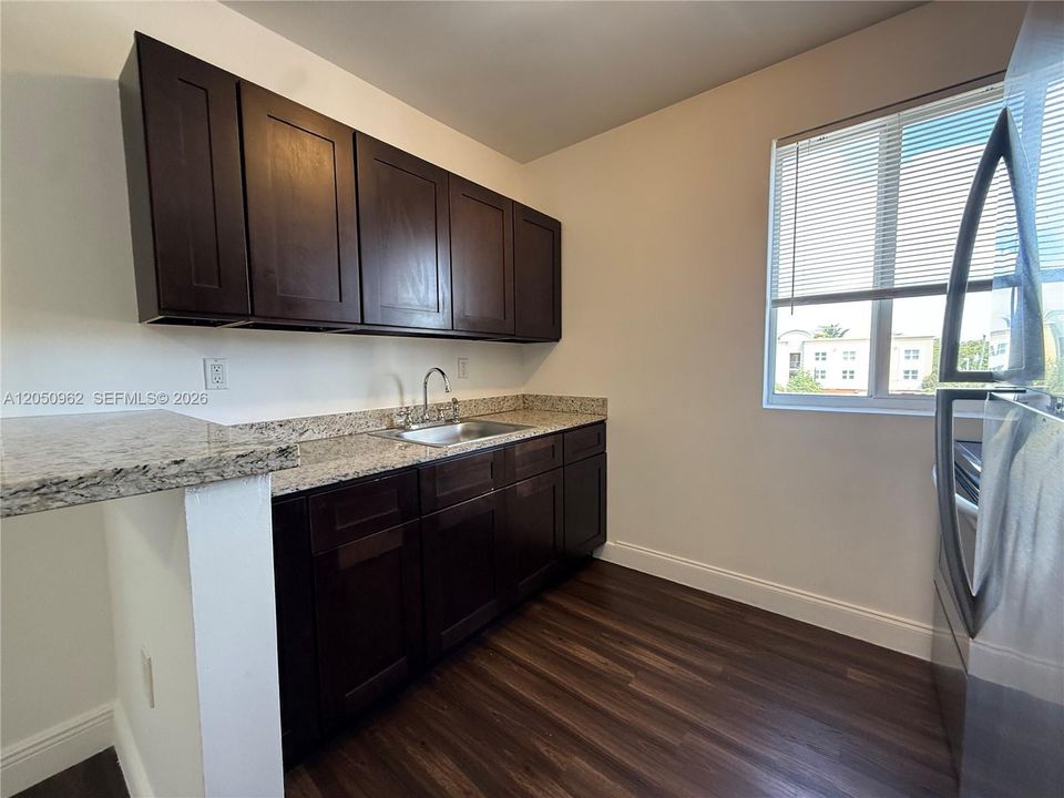 For Rent: $2,075 (2 beds, 1 baths, 750 Square Feet)