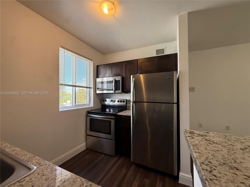 For Rent: $2,075 (2 beds, 1 baths, 750 Square Feet)