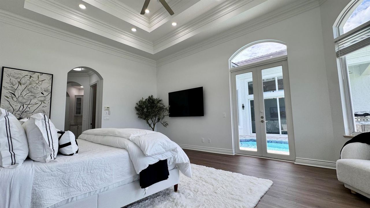 Bathroom master showing vanities and tub