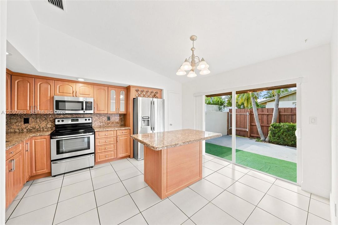 For Sale: $470,000 (3 beds, 1 baths, 1015 Square Feet)