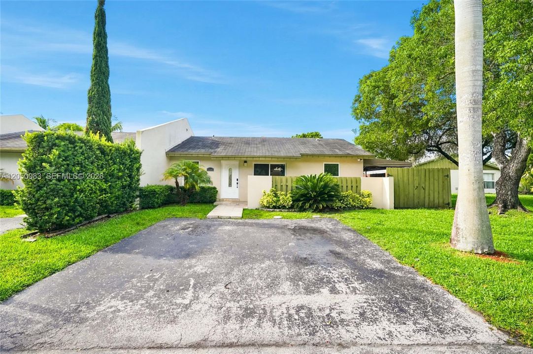 For Sale: $470,000 (3 beds, 1 baths, 1015 Square Feet)