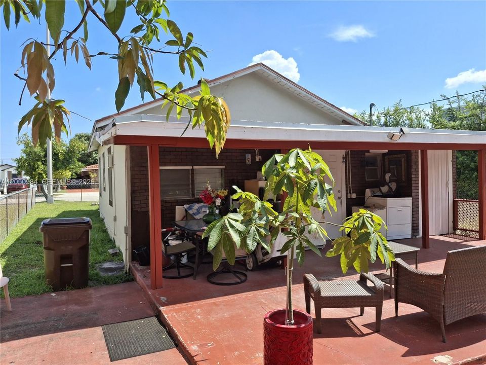 For Sale: $409,000 (3 beds, 1 baths, 1052 Square Feet)