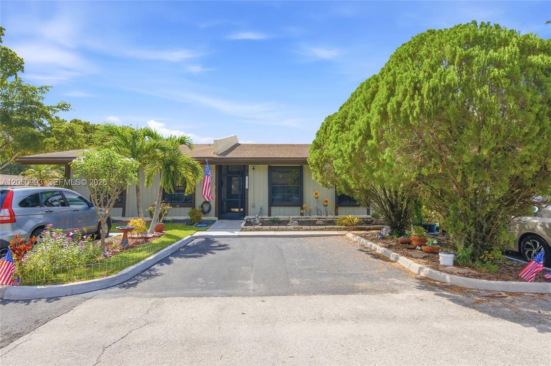 For Sale: $420,000 (3 beds, 2 baths, 1304 Square Feet)