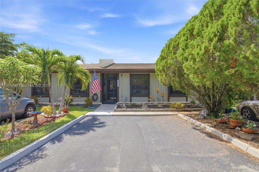 For Sale: $420,000 (3 beds, 2 baths, 1304 Square Feet)