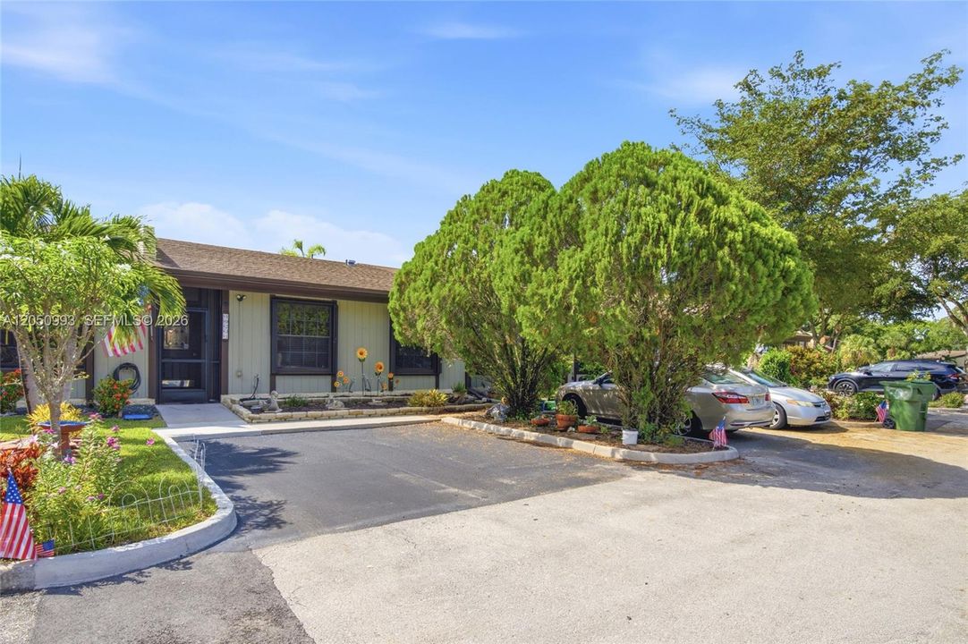 For Sale: $420,000 (3 beds, 2 baths, 1304 Square Feet)