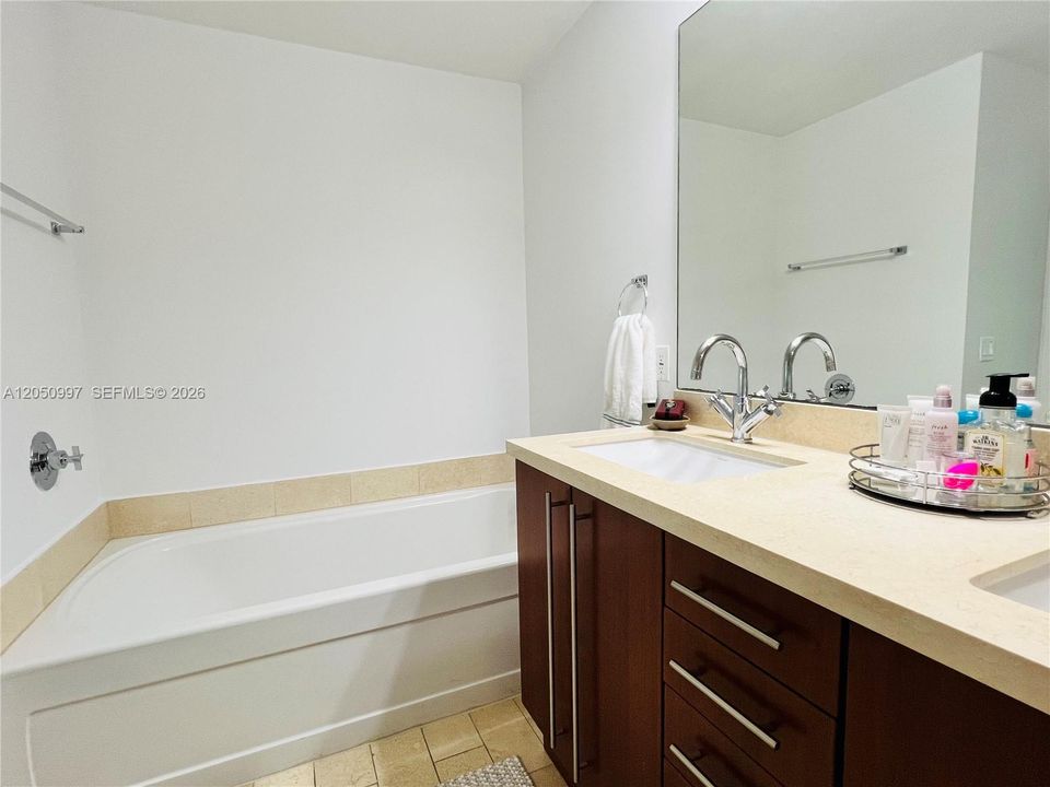 For Rent: $4,500 (2 beds, 2 baths, 1024 Square Feet)