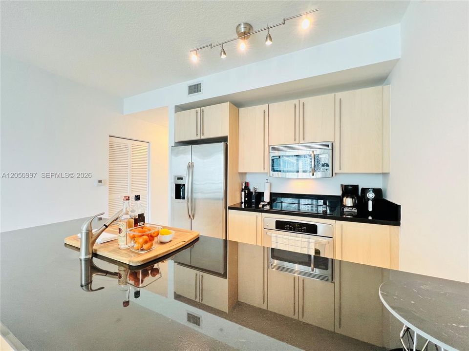 For Rent: $4,500 (2 beds, 2 baths, 1024 Square Feet)