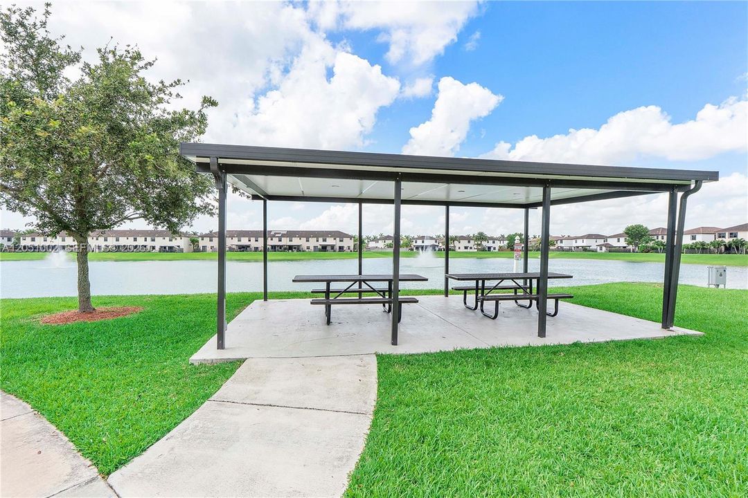 Active With Contract: $330,000 (2 beds, 2 baths, 1422 Square Feet)