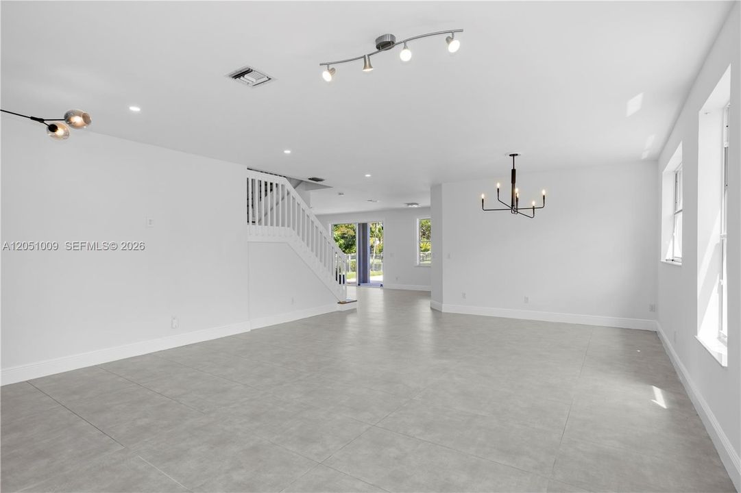 En Venta: $1,250,000 (5 camas, 3 baños, 2675 Pies cuadrados)