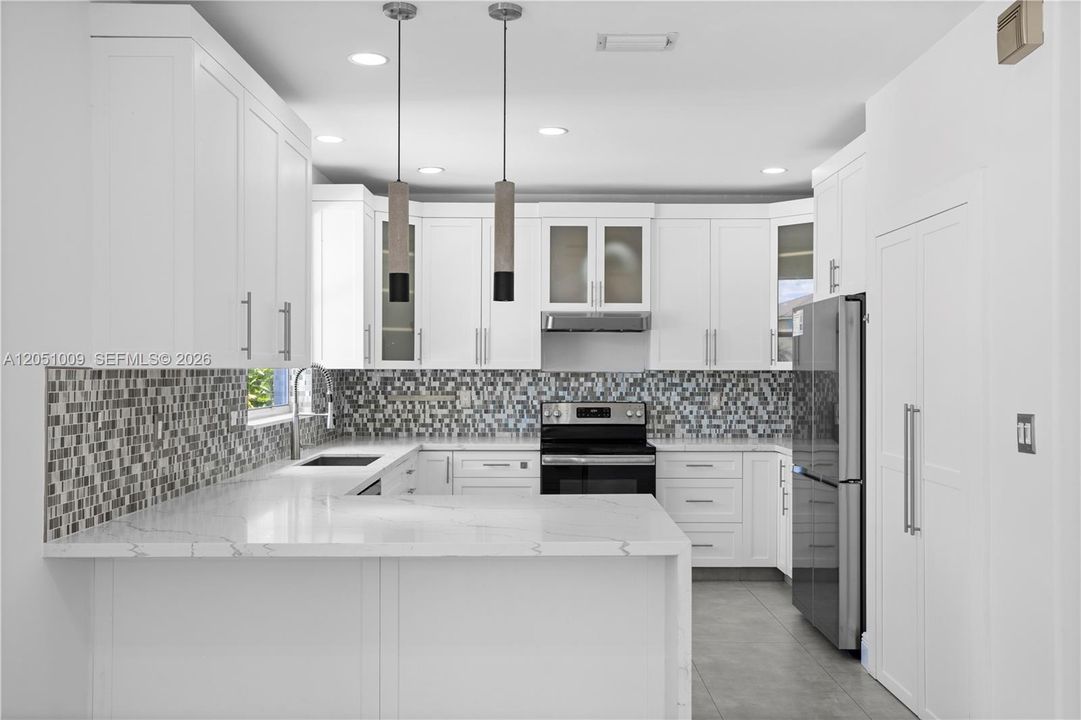 En Venta: $1,250,000 (5 camas, 3 baños, 2675 Pies cuadrados)