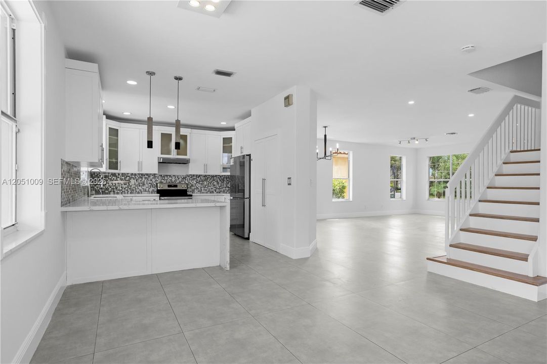 En Venta: $1,250,000 (5 camas, 3 baños, 2675 Pies cuadrados)