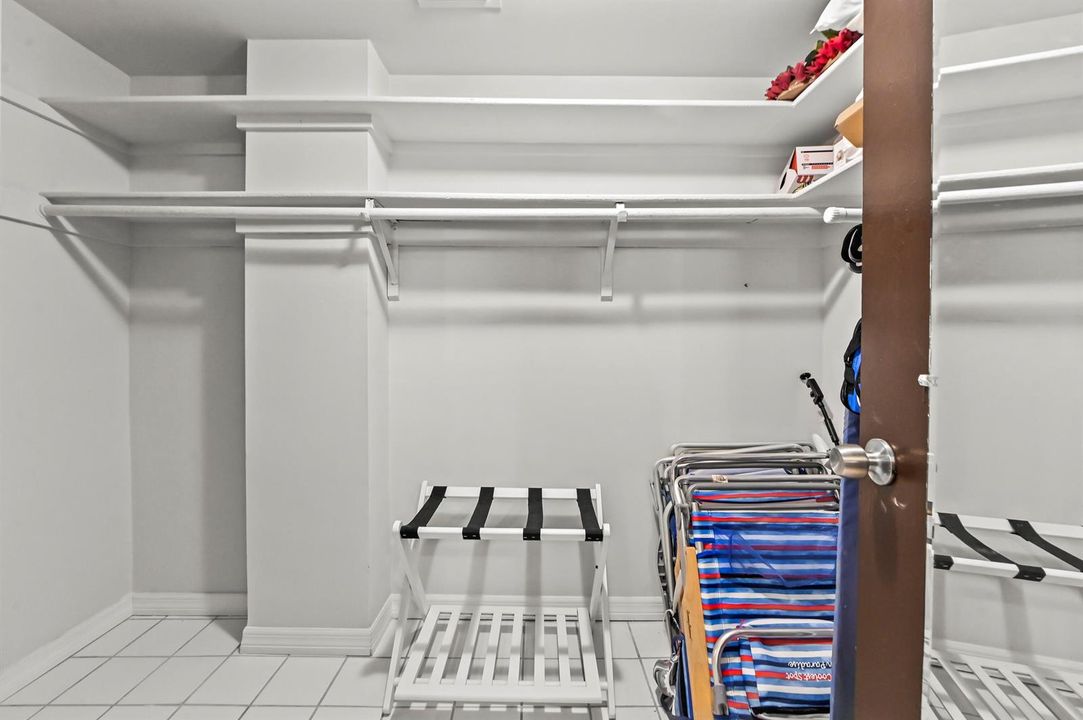 22 Closet 01