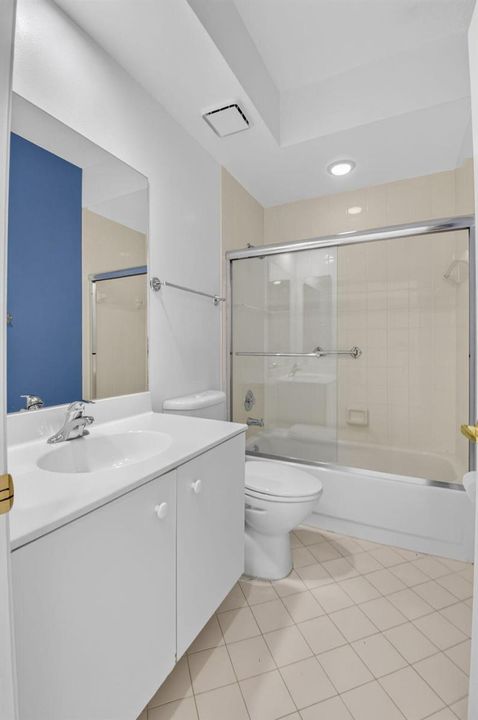 Full 2nd Bathroom