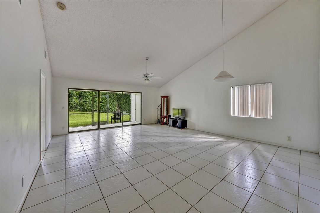 16-100 Sunshine Blvd-16
