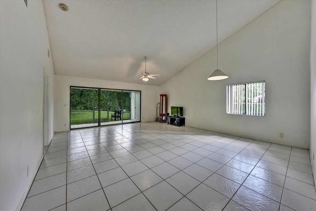 19-100 Sunshine Blvd-19