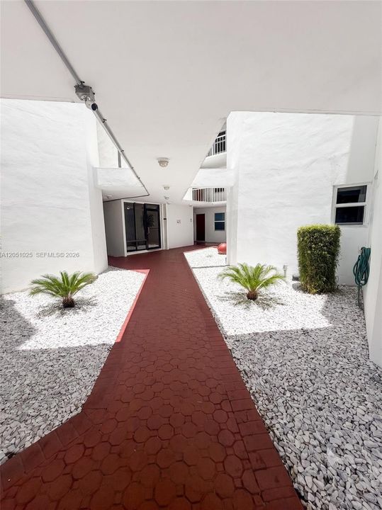 For Rent: $2,850 (2 beds, 2 baths, 1140 Square Feet)