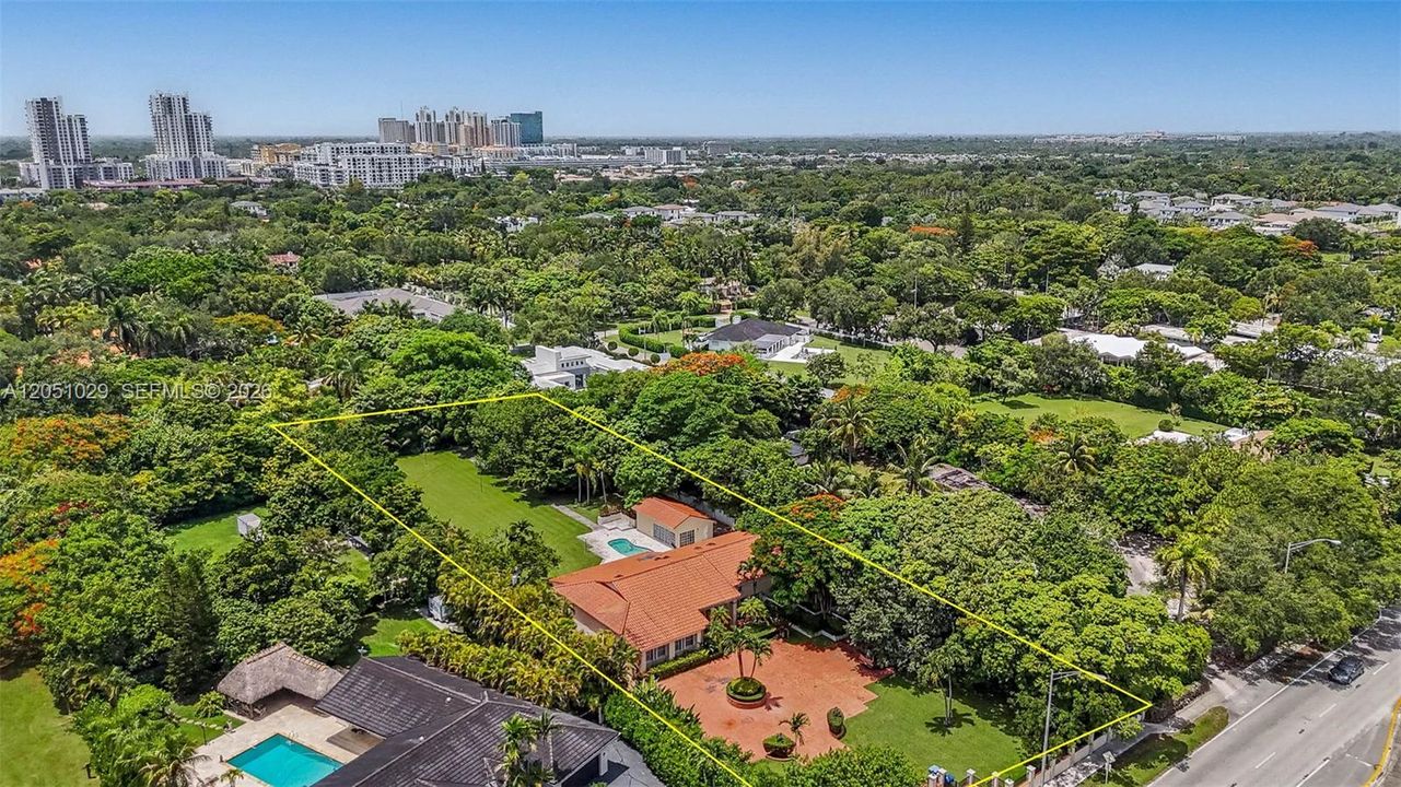 En Venta: $4,250,000 (1.08 acres)