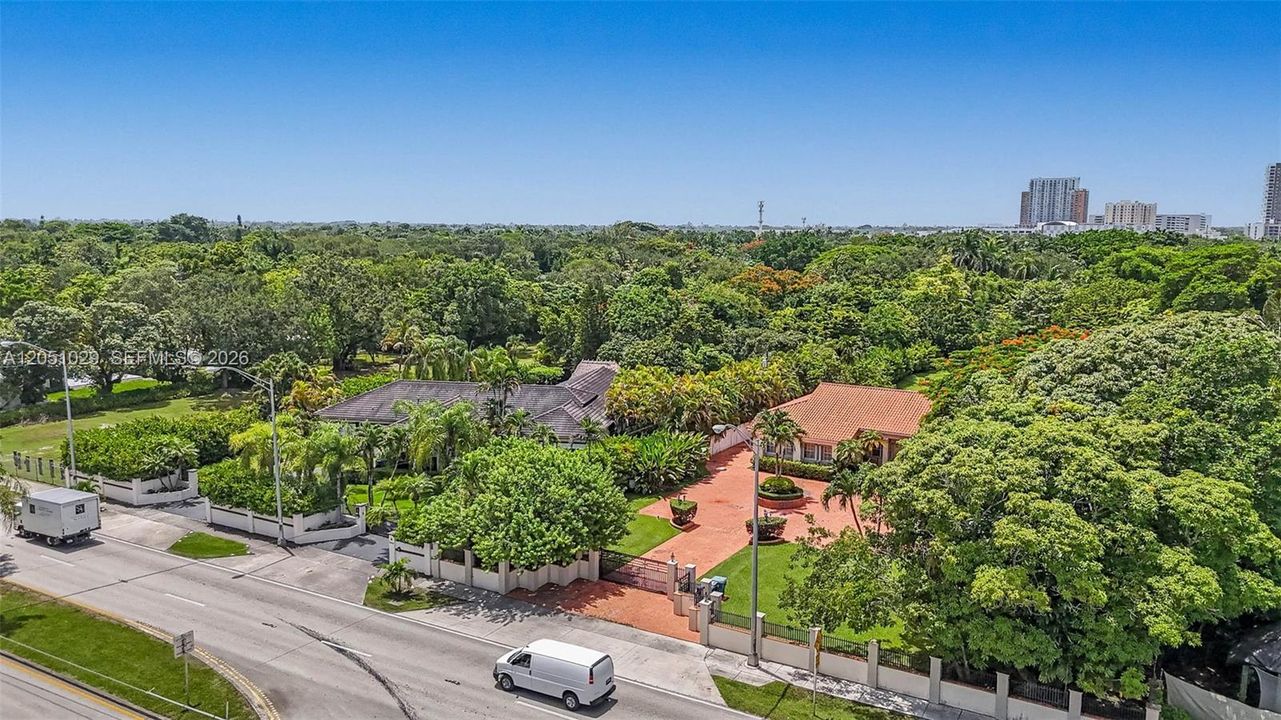 En Venta: $4,250,000 (1.08 acres)