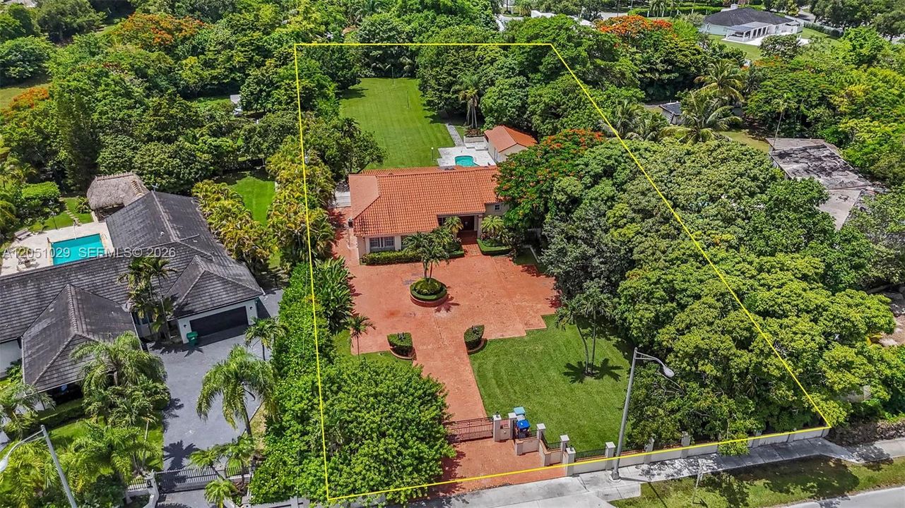 En Venta: $4,250,000 (1.08 acres)