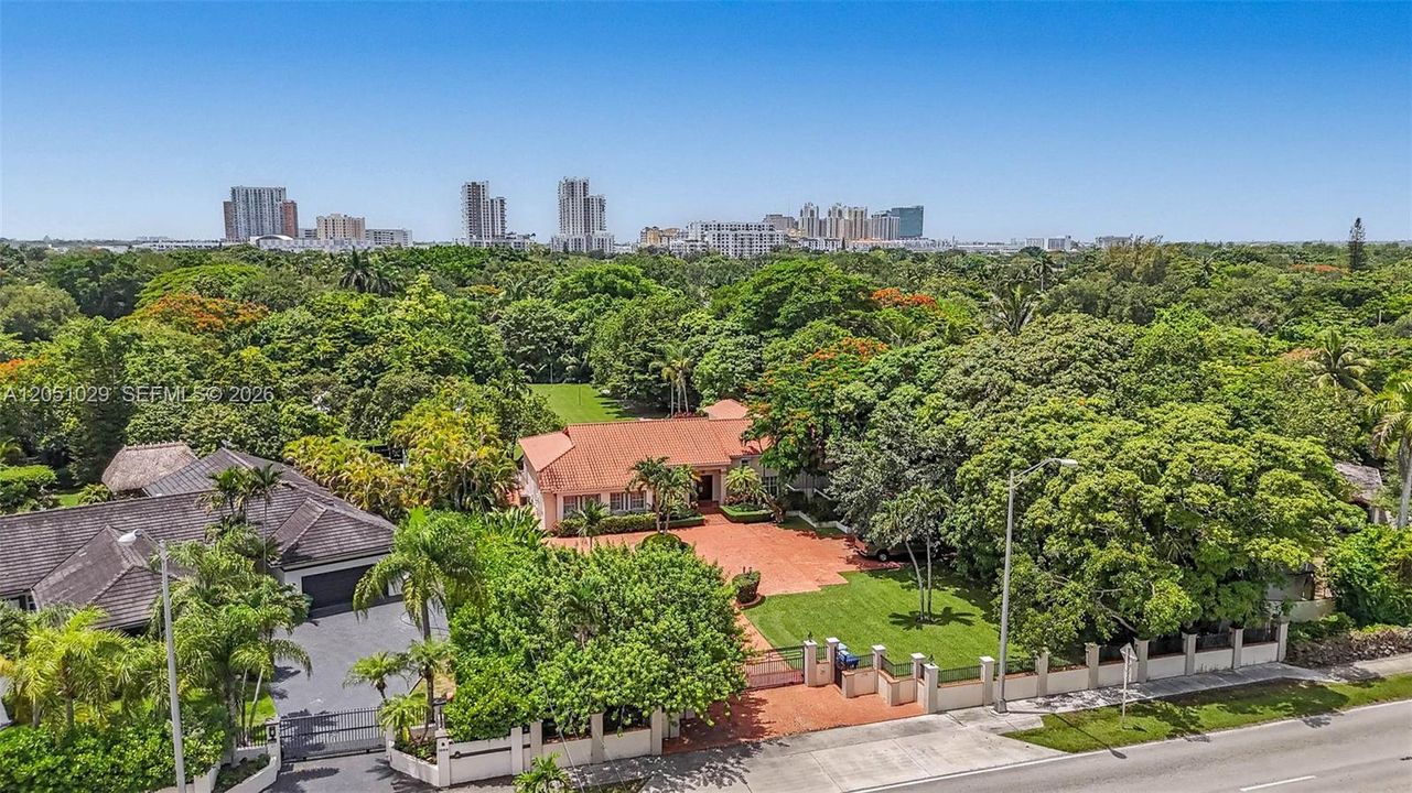 En Venta: $4,250,000 (1.08 acres)