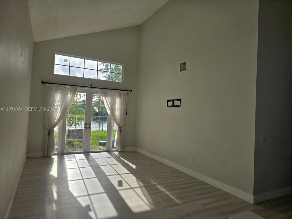 En Venta: $750,000 (4 camas, 2 baños, 2274 Pies cuadrados)