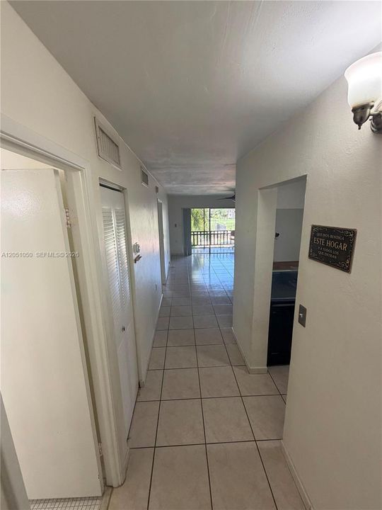 For Rent: $1,900 (1 beds, 1 baths, 736 Square Feet)