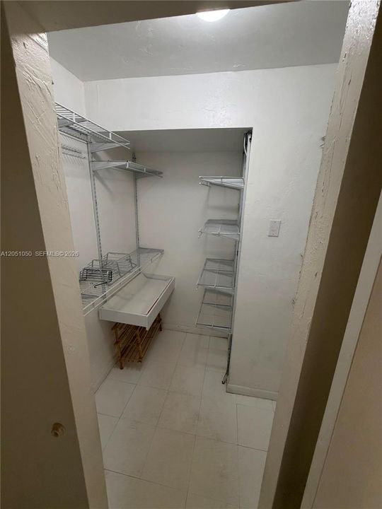 For Rent: $1,900 (1 beds, 1 baths, 736 Square Feet)