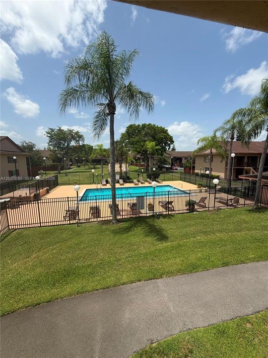 For Rent: $1,900 (1 beds, 1 baths, 736 Square Feet)