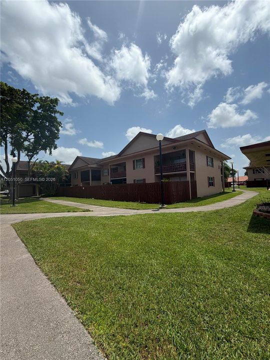 For Rent: $1,900 (1 beds, 1 baths, 736 Square Feet)