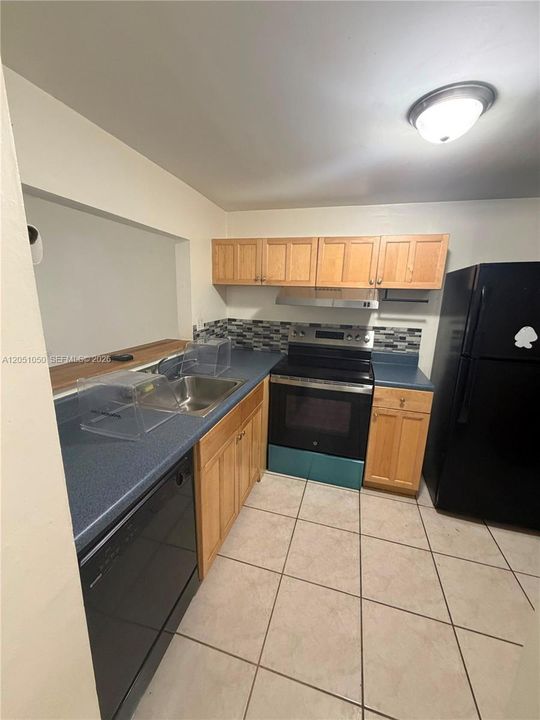 For Rent: $1,900 (1 beds, 1 baths, 736 Square Feet)
