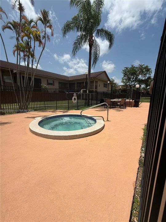 For Rent: $1,900 (1 beds, 1 baths, 736 Square Feet)