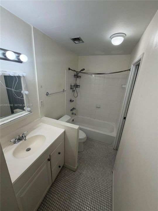 For Rent: $1,900 (1 beds, 1 baths, 736 Square Feet)