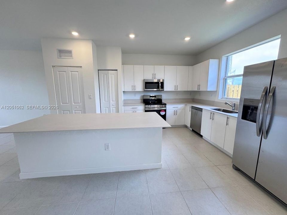 For Rent: $2,350 (3 beds, 2 baths, 1330 Square Feet)